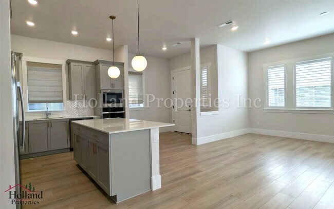 Building Photo - 3 Bedroom | 2.5 Bath Luxury Home Near Progress Ridge