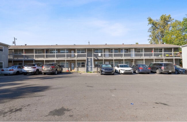 Building Photo - 474 1/2 E Norwich Ave