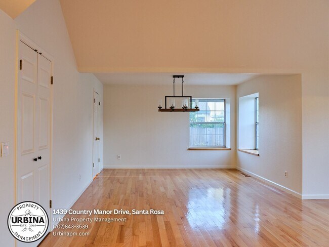 Foto del edificio - Spacious 4-Bedroom Home with Modern Upgrad...