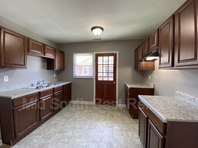 Building Photo - 2300 Poe Ave