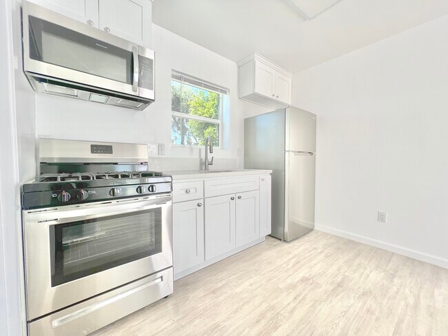 Foto del edificio - 1763 W 38th St