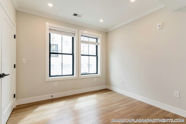 Building Photo - 285 Lamartine St
