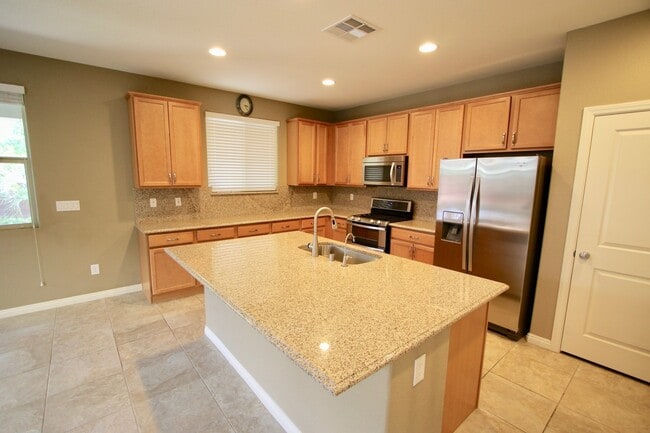 Building Photo - Beautiful 2 Story Home on the Edge of Summ...
