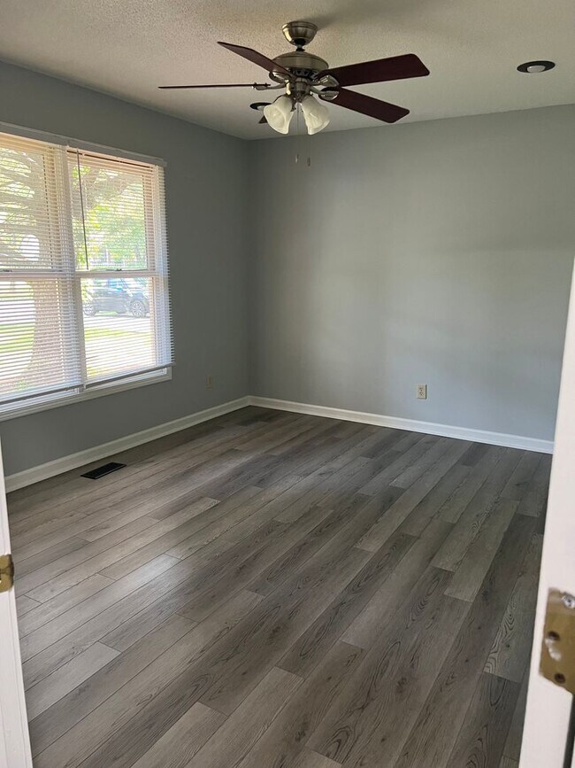 Building Photo - 3 Bedroom 2 Bath House in Gentry