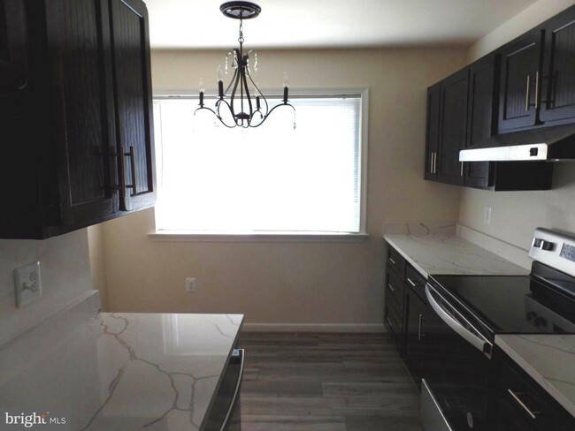 Building Photo - 1126 Barnaby Terrace SE