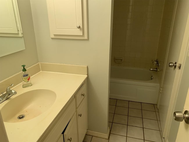 Building Photo - 6552 N Meridian Ave