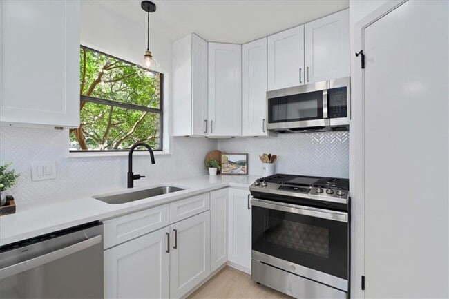Building Photo - 12118 Acorn Creek Trail