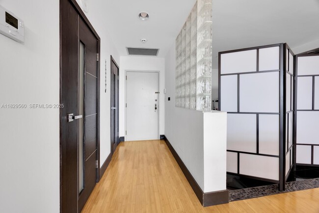 Foto del edificio - 251 Crandon Blvd