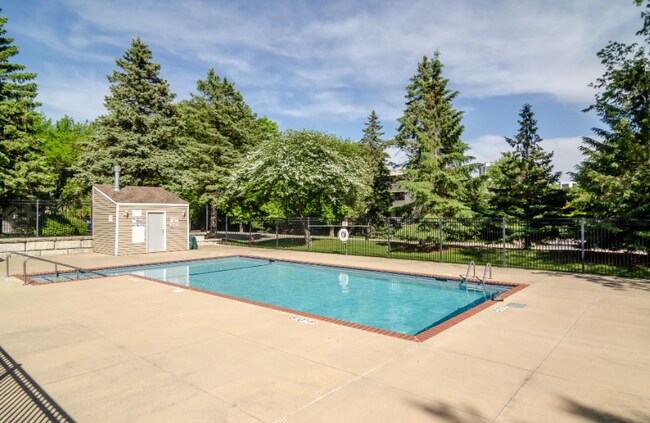 Foto del edificio - 350 Shelard Pkwy