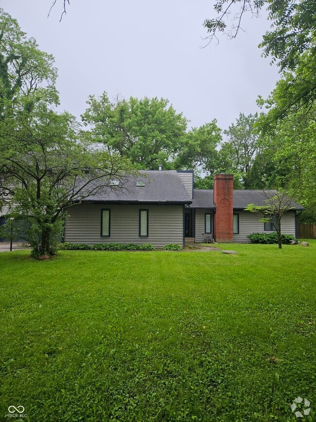 Building Photo - 945 Fox Hill Dr