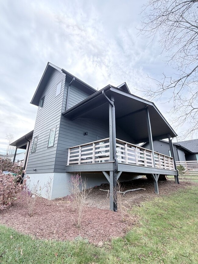 Building Photo - Charming Modern Farmhouse For Rent - 3 Bed, 2.5 Bath