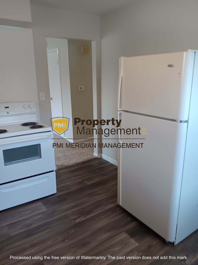 Building Photo - Cozy 2-Bedroom Duplex in the Heart of Indi...