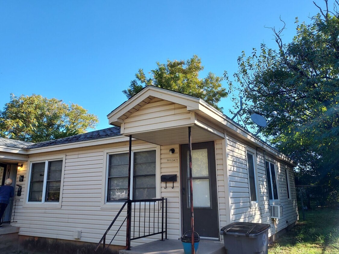 910 SW 7th St Unit 910 x, Lawton, OK 73501 Room for Rent in Lawton