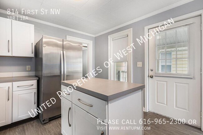 Building Photo - 814 First St NW-