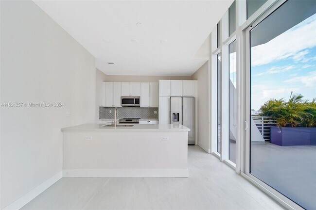 Foto del edificio - 555 NE 34th Street Unit 804