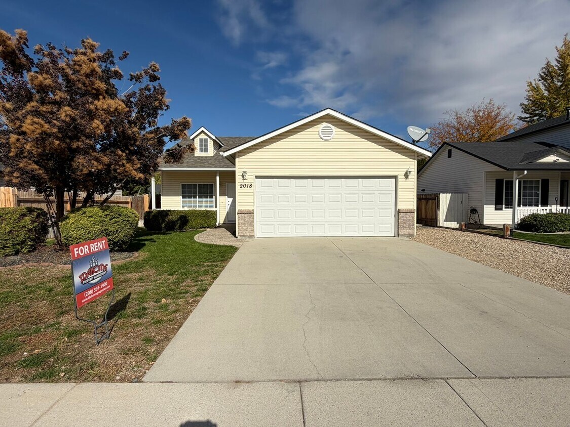 Foto principal - Great 4 bed 2 bath home with RV parking in...