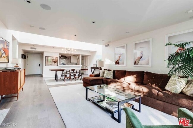 Building Photo - 3 br, 3 bath Condo - 851 N Kings Rd Apt 303