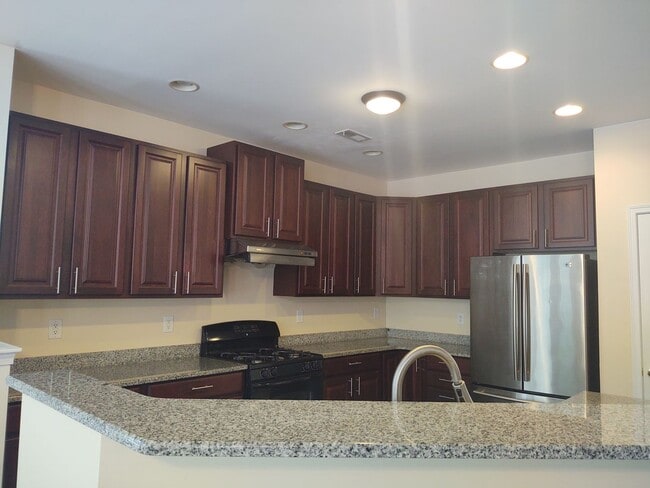 Building Photo - Move in ready End Unit Townhome located in...