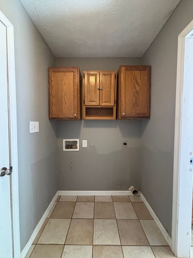 Building Photo - Beautiful 3 bedroom 2 full bath 1 car garage