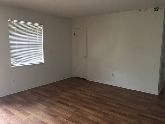 Building Photo - 2/1 Apartment in Central Pensacola