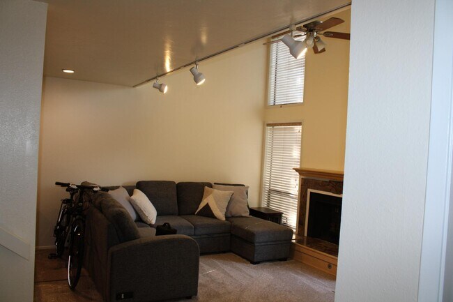 Foto del edificio - 2459 Indian Springs Ln