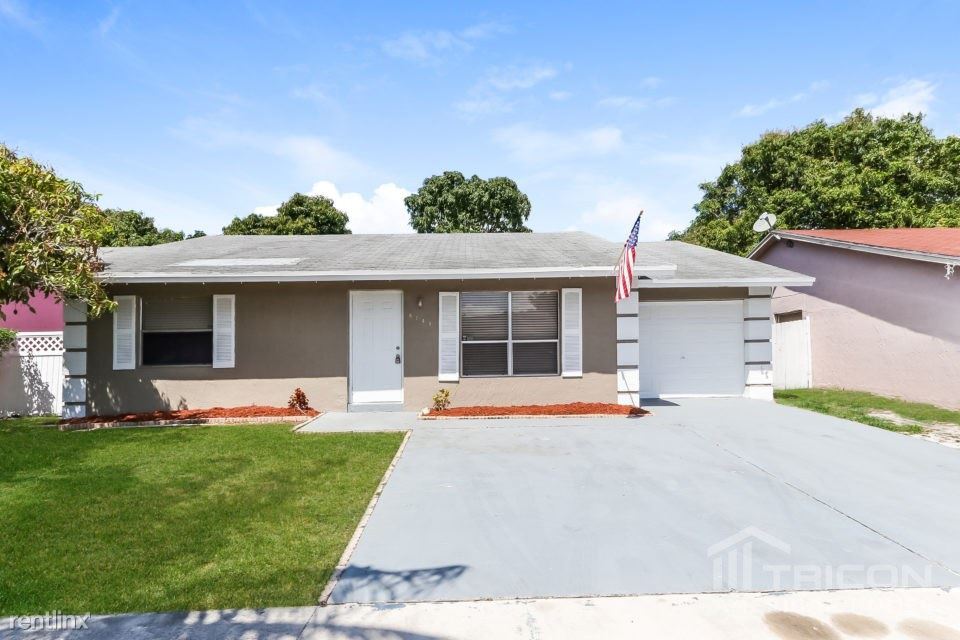 Primary Photo - 6141 Arcade Ct
