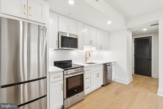 Building Photo - 135 S 19th St