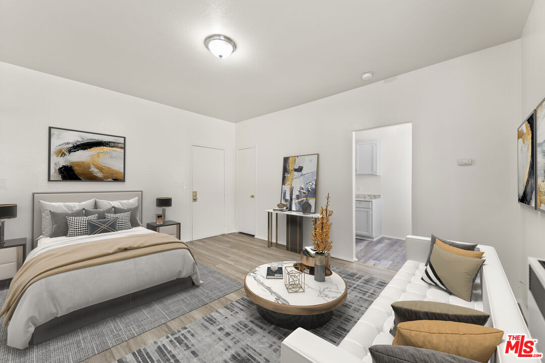 Foto principal - 842 W 83rd St