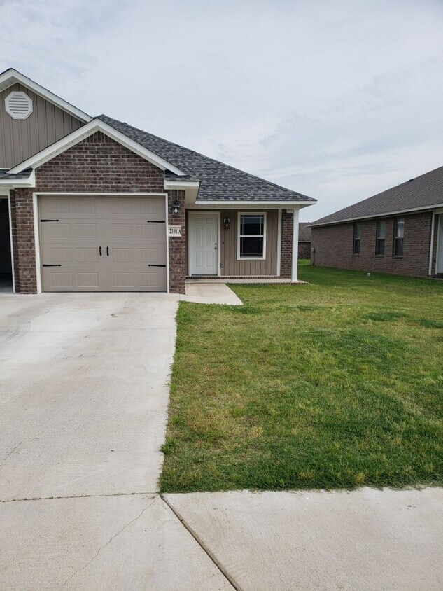 Primary Photo - 2 Bed 2 Bath Duplex In Alma. Coming Mid May!!