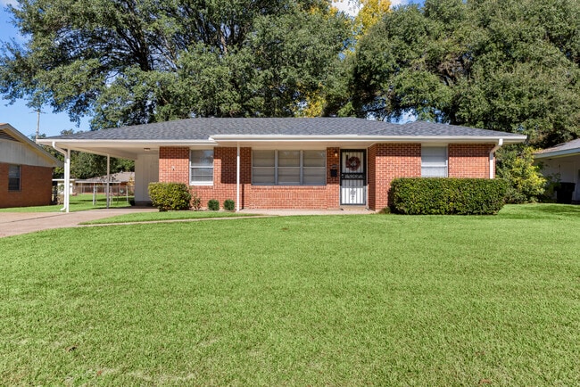 Building Photo - 840 Natchez St