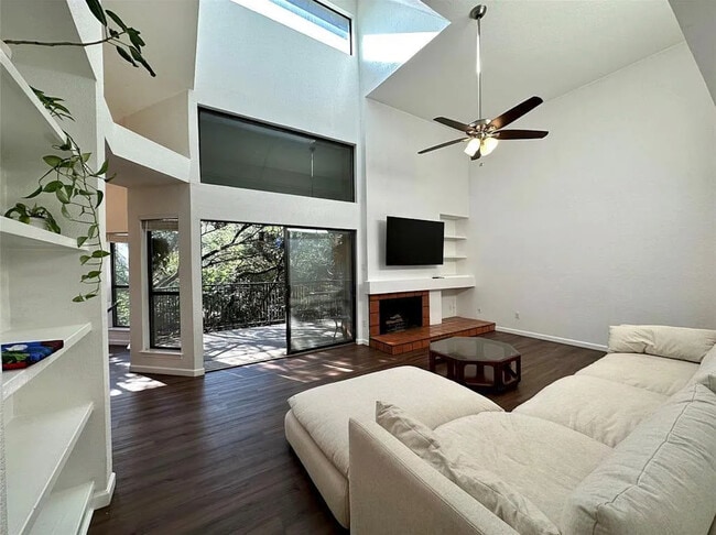 Building Photo - 4711 Spicewood Springs Rd