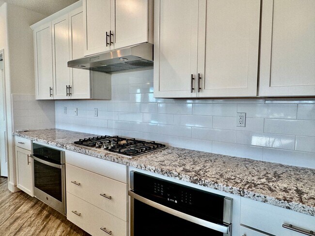 Foto del edificio - 5 YEARS NEW,  FORMER MODEL HOME BUILT BY LENNAR HOMES, 4 BED, 2.5 BATH, 2 CAR GARAGE