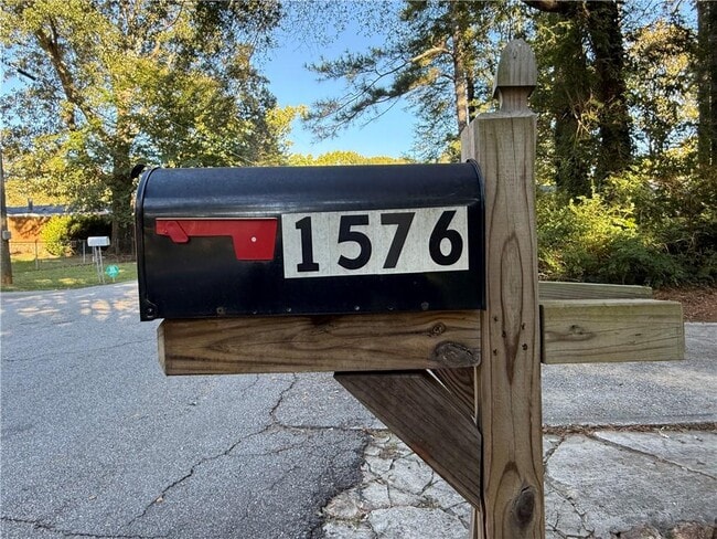 Building Photo - 1576 Carolyn Dr SW