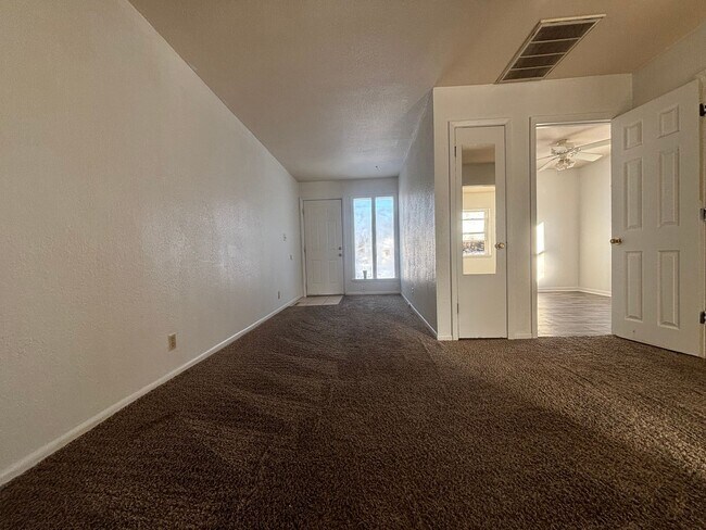 Foto del edificio - 2 bedroom 1 bath duplex available now