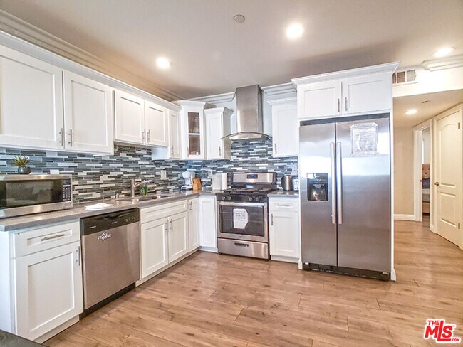 Foto del edificio - 965 N Wilton Pl