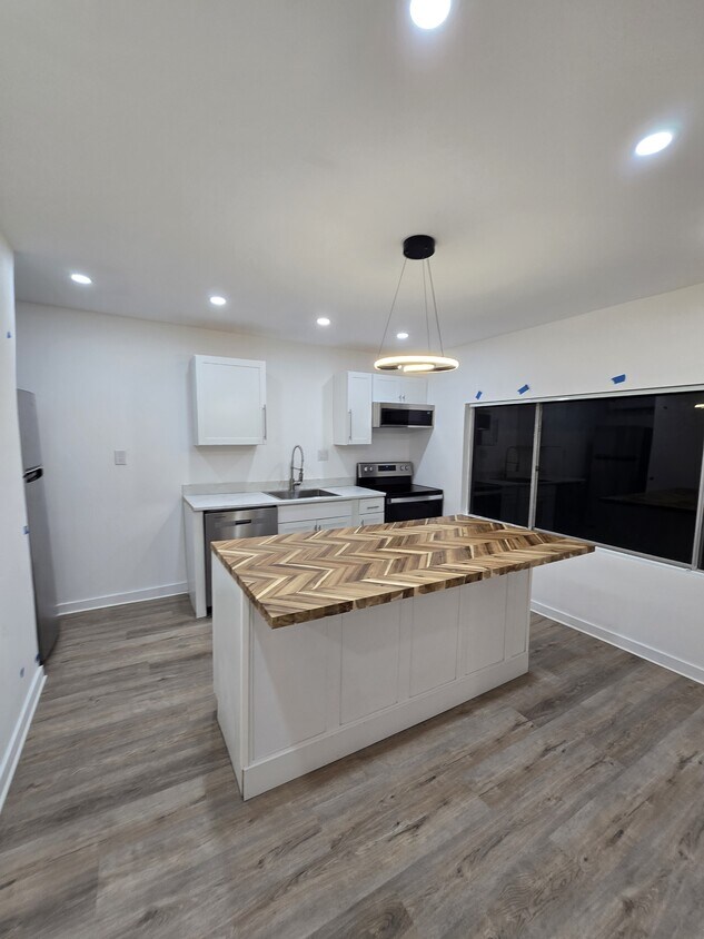 Foto principal - 7345 Penrose St