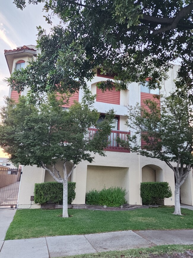 Building Photo - 809 S Adams St