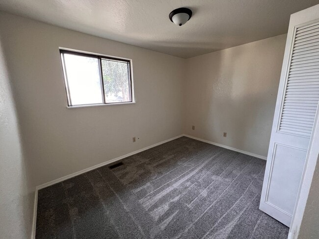 Building Photo - 1100 sf 2 bed 1.5 bed Springfield townhouse