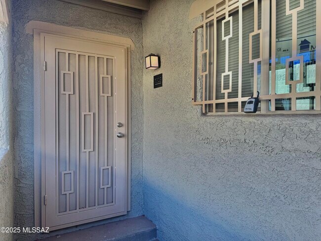 Foto del edificio - 3323 E Blacklidge Dr