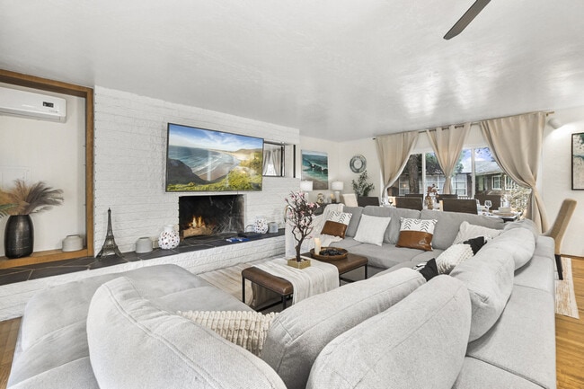 Building Photo - 4989 Randlett Dr