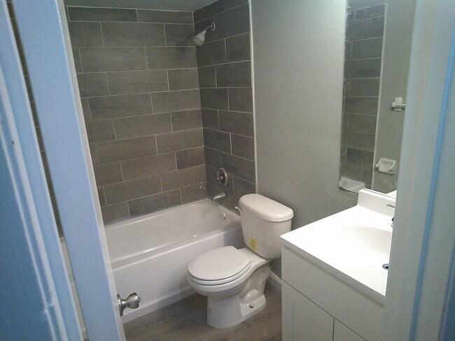 Foto del edificio - Townhomes 2 beds with den.  MOVE IN TODAY