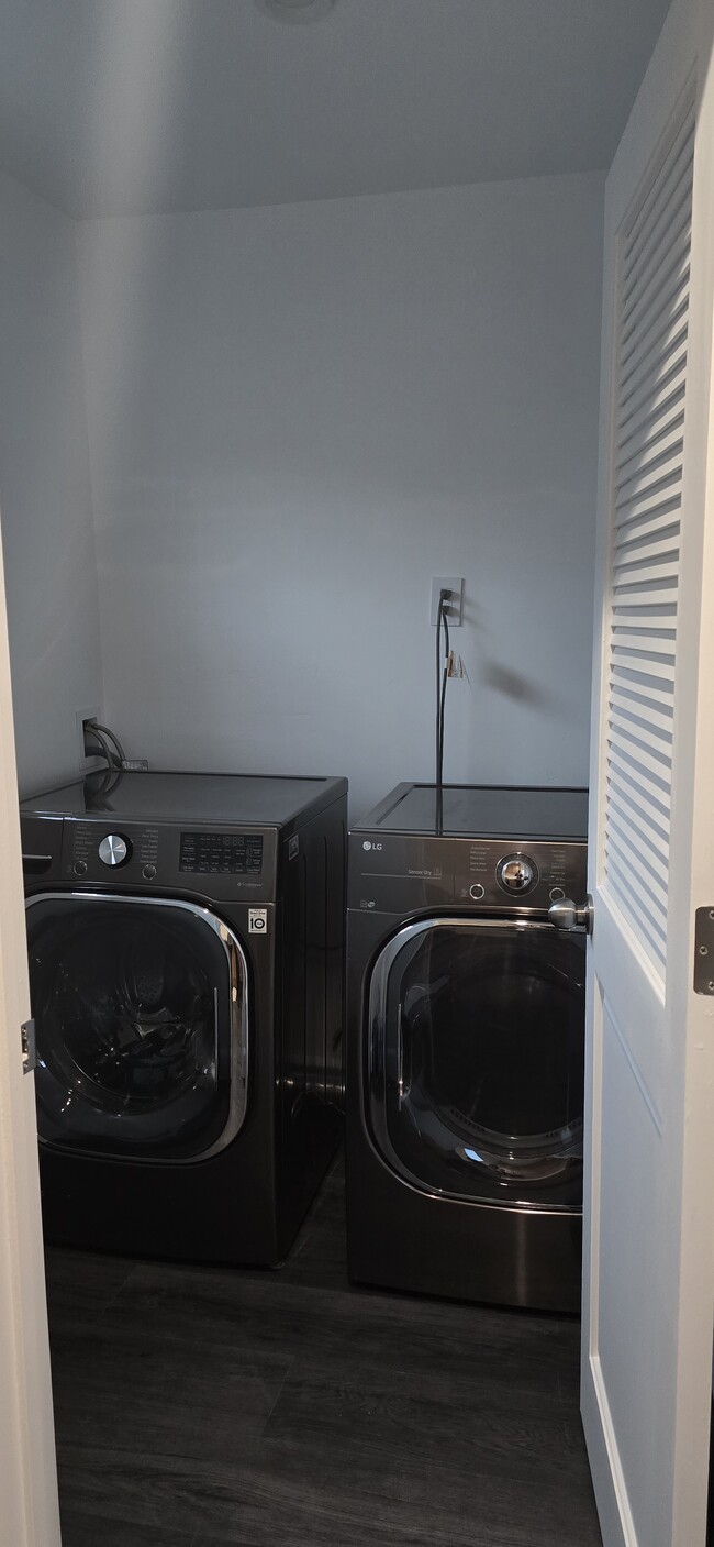 Laundry room - 530 W 3rd St