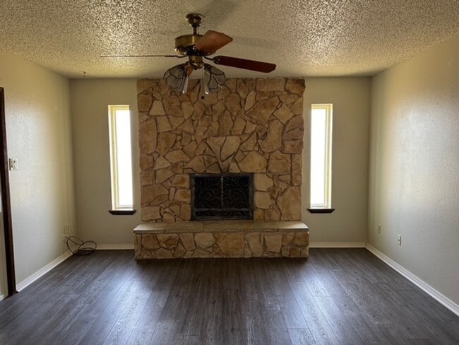 Building Photo - Comfy & Spacious 3 Bed Home! Mesa School District!