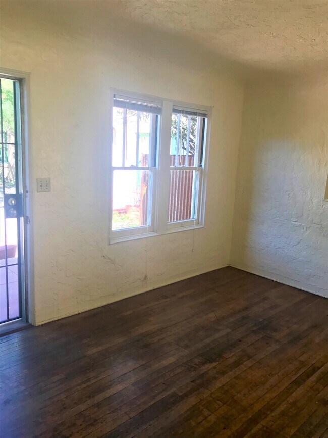 Building Photo - 1128 N Tyndall Ave