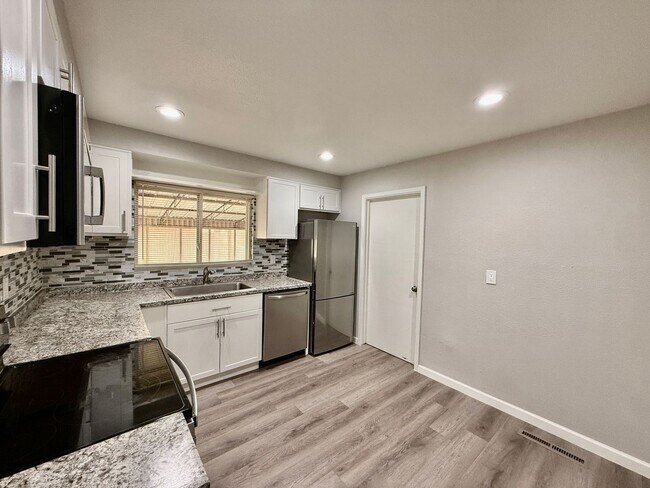 Foto del edificio - **NEWLY UPDATED 2 BEDROOM HOME