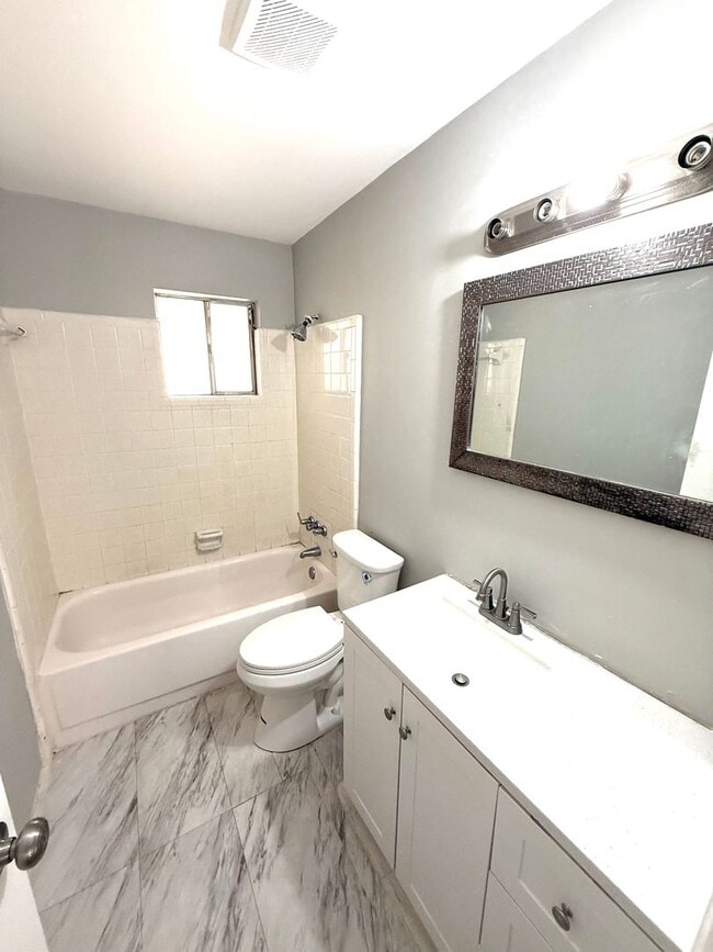 Building Photo - ** 3 bed 2 bath located in RidgeField ** Call 334-366-9198 to schedule a self showing