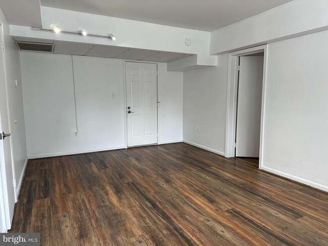 Foto del edificio - 1816 Queens Ln