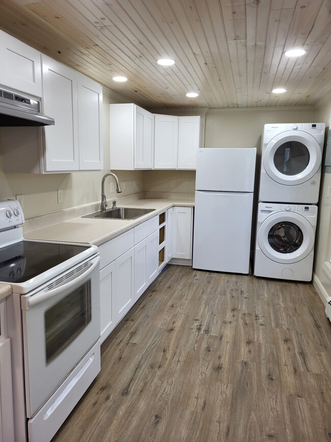 Kitchen with full sized washer and dryer - 163 Decatur St