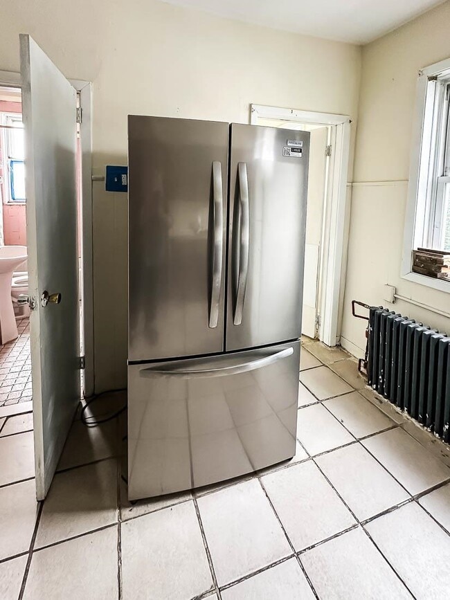 Building Photo - 170 St Pauls Ave