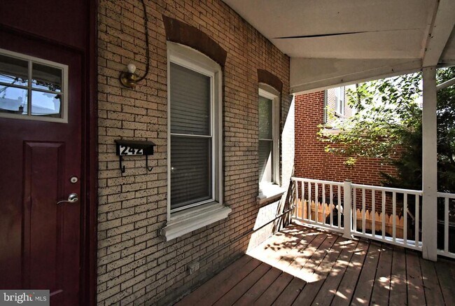 Building Photo - 242 E 8th Ave